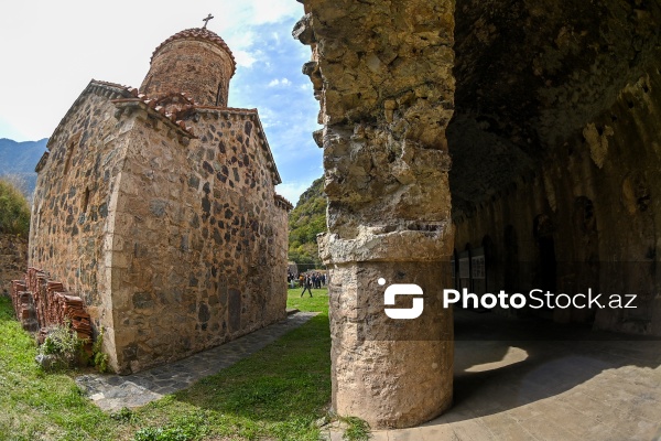 Beynəlxalq səyyahlar Kəlbəcərdəki Xudavəng monastırında olublar