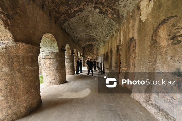 Beynəlxalq səyyahlar Kəlbəcərdəki Xudavəng monastırında olublar