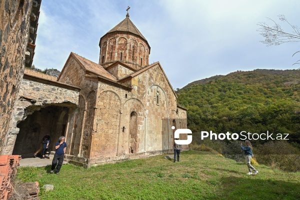 Beynəlxalq səyyahlar Kəlbəcərdəki Xudavəng monastırında olublar