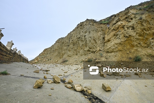 Bibiheybət yolunda yaranmış torpaq sürüşməsi təhlükəsi