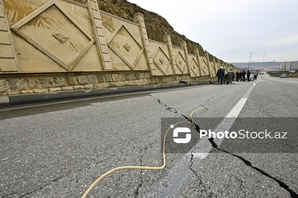 Bibiheybət yolunda yaranmış torpaq sürüşməsi təhlükəsi