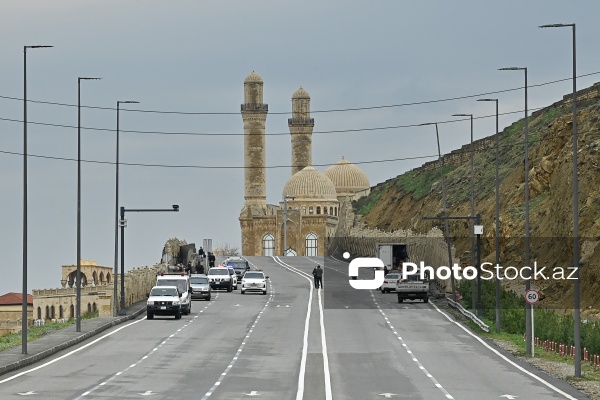 Bibiheybət yolunda yaranmış torpaq sürüşməsi təhlükəsi