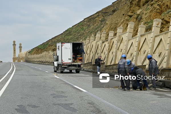 Bibiheybət yolunda yaranmış torpaq sürüşməsi təhlükəsi