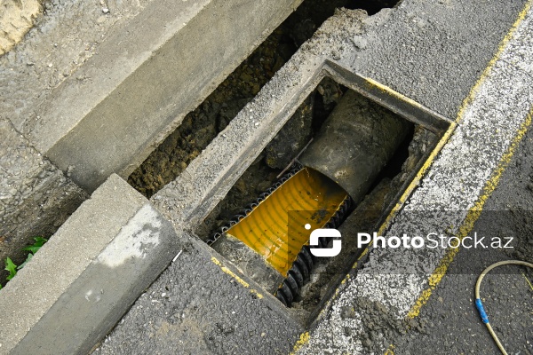 Bibiheybət yolunda yaranmış torpaq sürüşməsi təhlükəsi