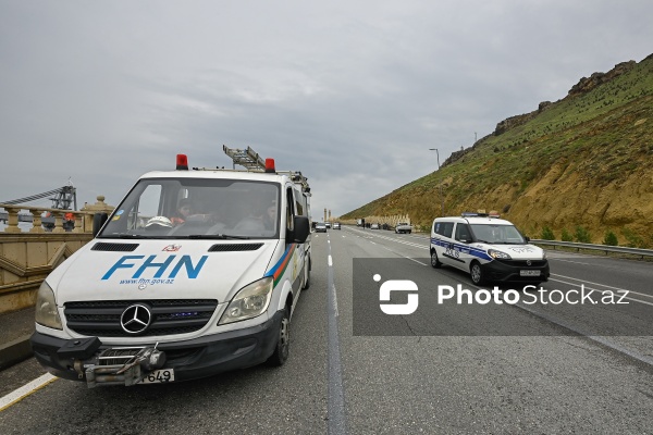 Bibiheybət yolunda yaranmış torpaq sürüşməsi təhlükəsi