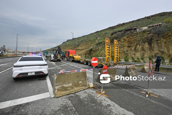 Bibiheybət yolunda yaranmış torpaq sürüşməsi təhlükəsi