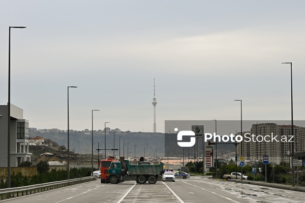 Bibiheybət yolunda yaranmış torpaq sürüşməsi təhlükəsi