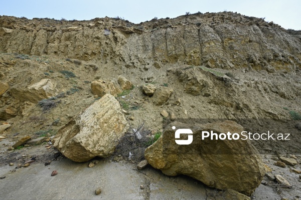 Bibiheybət yolunda yaranmış torpaq sürüşməsi təhlükəsi