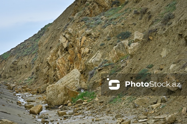 Bibiheybət yolunda yaranmış torpaq sürüşməsi təhlükəsi