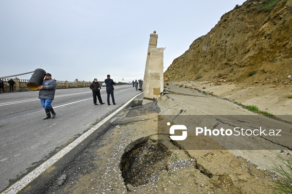 Bibiheybət yolunda yaranmış torpaq sürüşməsi təhlükəsi