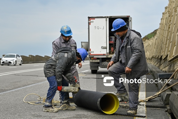 Bibiheybət yolunda yaranmış torpaq sürüşməsi təhlükəsi