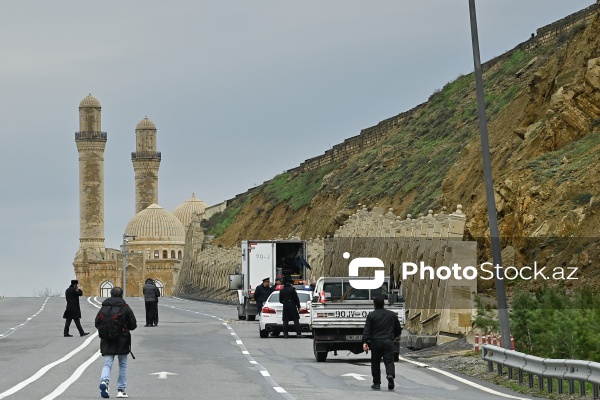 Bibiheybət yolunda yaranmış torpaq sürüşməsi təhlükəsi