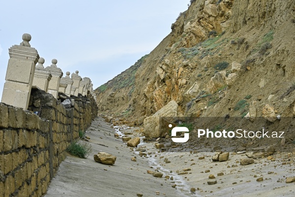 Bibiheybət yolunda yaranmış torpaq sürüşməsi təhlükəsi