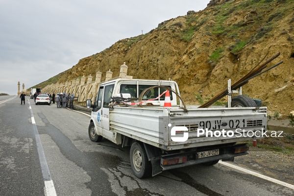 Bibiheybət yolunda yaranmış torpaq sürüşməsi təhlükəsi