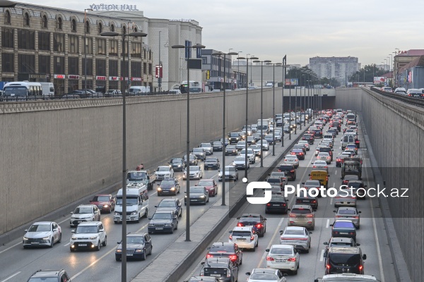 Paytaxt küçələrində müşahidə edilən tıxac