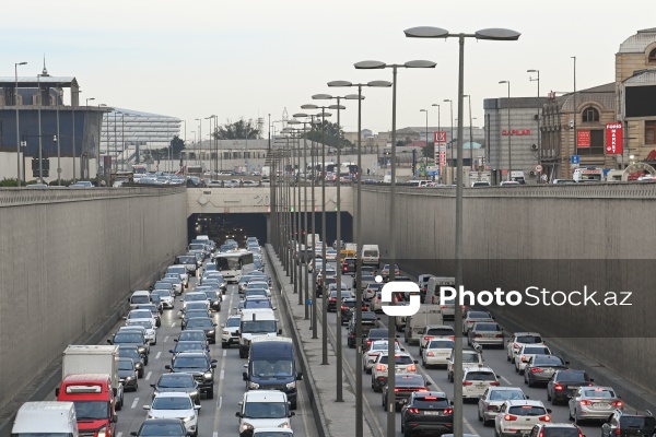 Paytaxt küçələrində müşahidə edilən tıxac