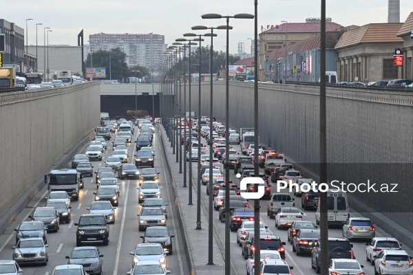 Paytaxt küçələrində müşahidə edilən tıxac