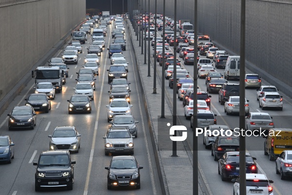 Paytaxt küçələrində müşahidə edilən tıxac