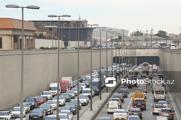 Paytaxt küçələrində müşahidə edilən tıxac