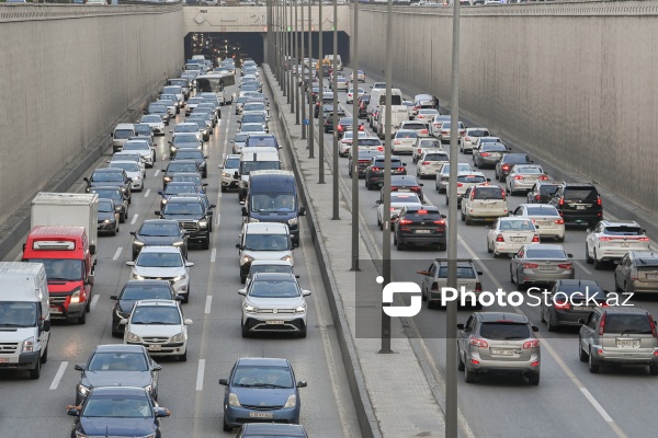 Paytaxt küçələrində müşahidə edilən tıxac