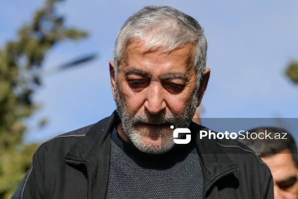 Famil Qarayev - İtkin düşmüş xanım şəhid Mehriban Qarayevanın dəfnində