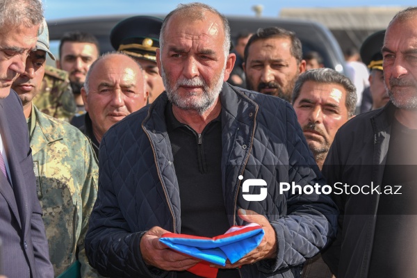 Məmməd Əzizov - Şəhid Fikrət Əzizovun dəfnində