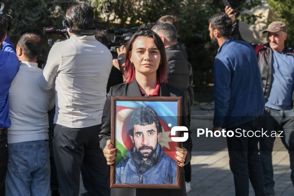 Nərgiz Şahmurova - Şəhid Mübariz Şahmurovun dəfnində