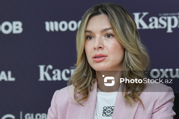 Bloqer Anna Şvıqar