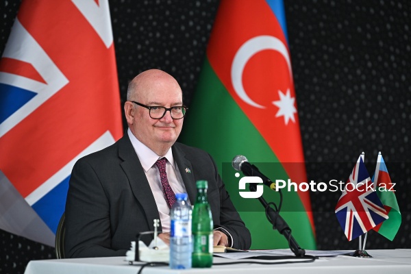 Böyük Britaniyanın Azərbaycandakı səfiri Dankan Norman mətbuat konfransında