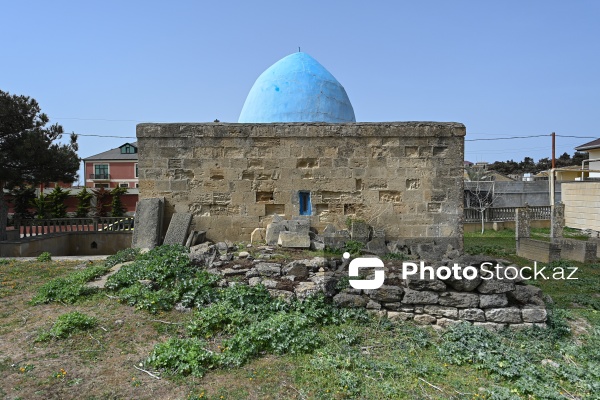 Buzovna kəndində yerləşən “Xəlifə türbəsi”