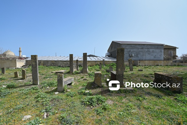Buzovna kəndində yerləşən “Xəlifə türbəsi”