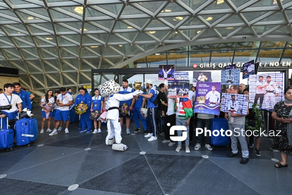 Avropa çempionatında tarixi nəticə əldə edən çempionlarımız vətənə döndü