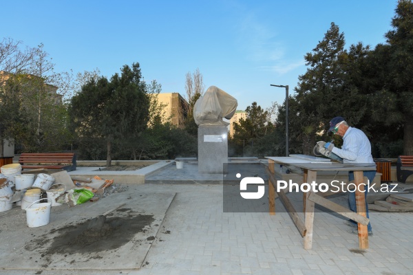 Çingiz Aytmatovun Bakıda quraşdırılmış abidəsi