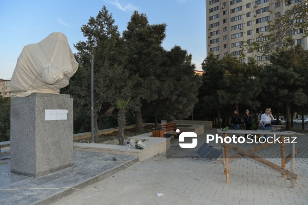 Çingiz Aytmatovun Bakıda quraşdırılmış abidəsi