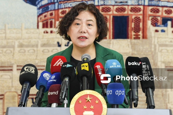 Lu Mey - Bakıda keçirdiyi brifinqdə