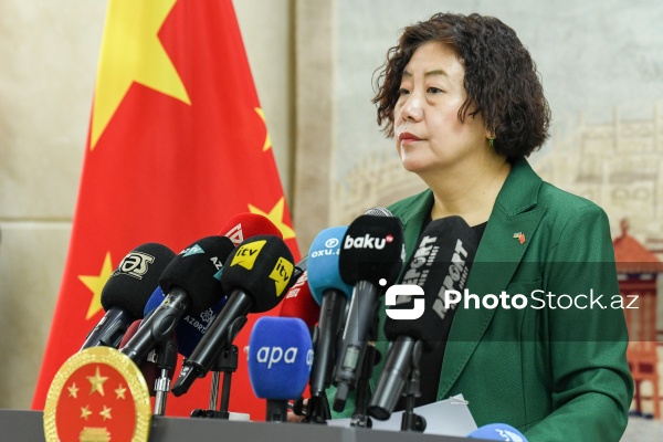 Lu Mey - Bakıda keçirdiyi brifinqdə