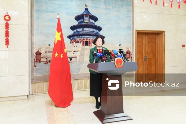 Lu Mey - Bakıda keçirdiyi brifinqdə