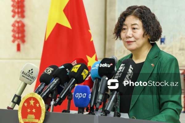 Lu Mey - Bakıda keçirdiyi brifinqdə