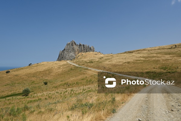 Siyəzən rayonunun Qalaşıxı kəndində yerləşən Beşbarmaq dağı