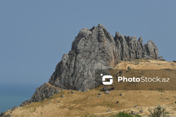 Siyəzən rayonunun Qalaşıxı kəndində yerləşən Beşbarmaq dağı