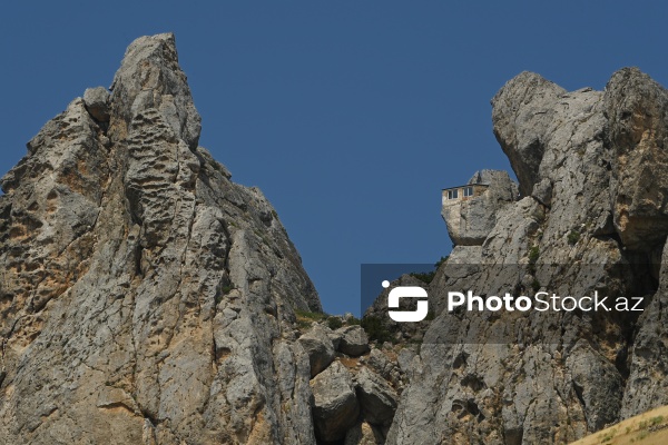 Siyəzən rayonunun Qalaşıxı kəndində yerləşən Beşbarmaq dağı