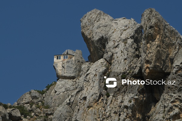 Siyəzən rayonunun Qalaşıxı kəndində yerləşən Beşbarmaq dağı