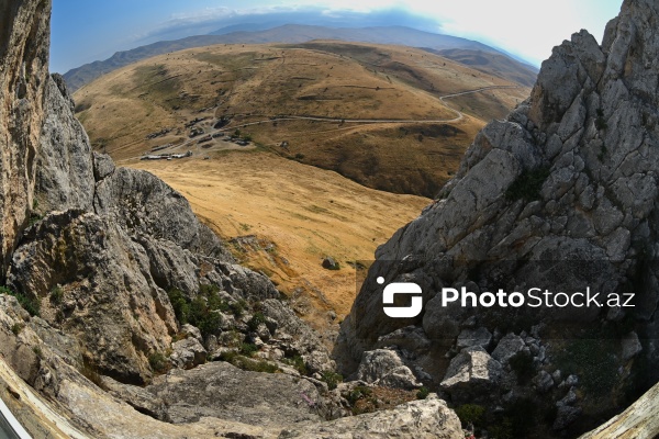 Siyəzən rayonunun Qalaşıxı kəndində yerləşən Beşbarmaq dağı