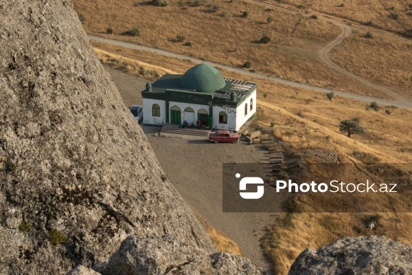 Siyəzən rayonunun Qalaşıxı kəndində yerləşən Beşbarmaq dağı