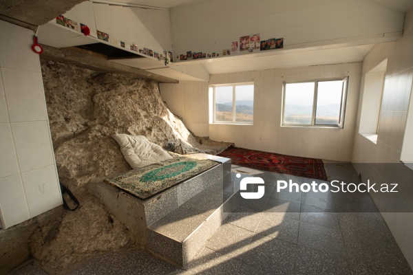 Siyəzən rayonunun Qalaşıxı kəndində yerləşən Beşbarmaq dağı