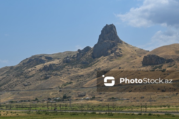 Siyəzən rayonunun Qalaşıxı kəndində yerləşən Beşbarmaq dağı