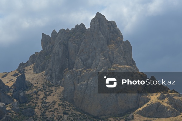 Siyəzən rayonunun Qalaşıxı kəndində yerləşən Beşbarmaq dağı