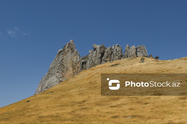 Siyəzən rayonunun Qalaşıxı kəndində yerləşən Beşbarmaq dağı