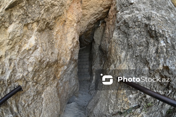 Siyəzən rayonunun Qalaşıxı kəndində yerləşən Beşbarmaq dağı