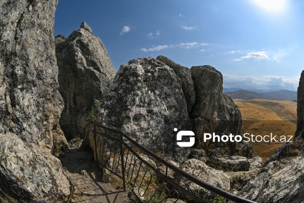 Siyəzən rayonunun Qalaşıxı kəndində yerləşən Beşbarmaq dağı